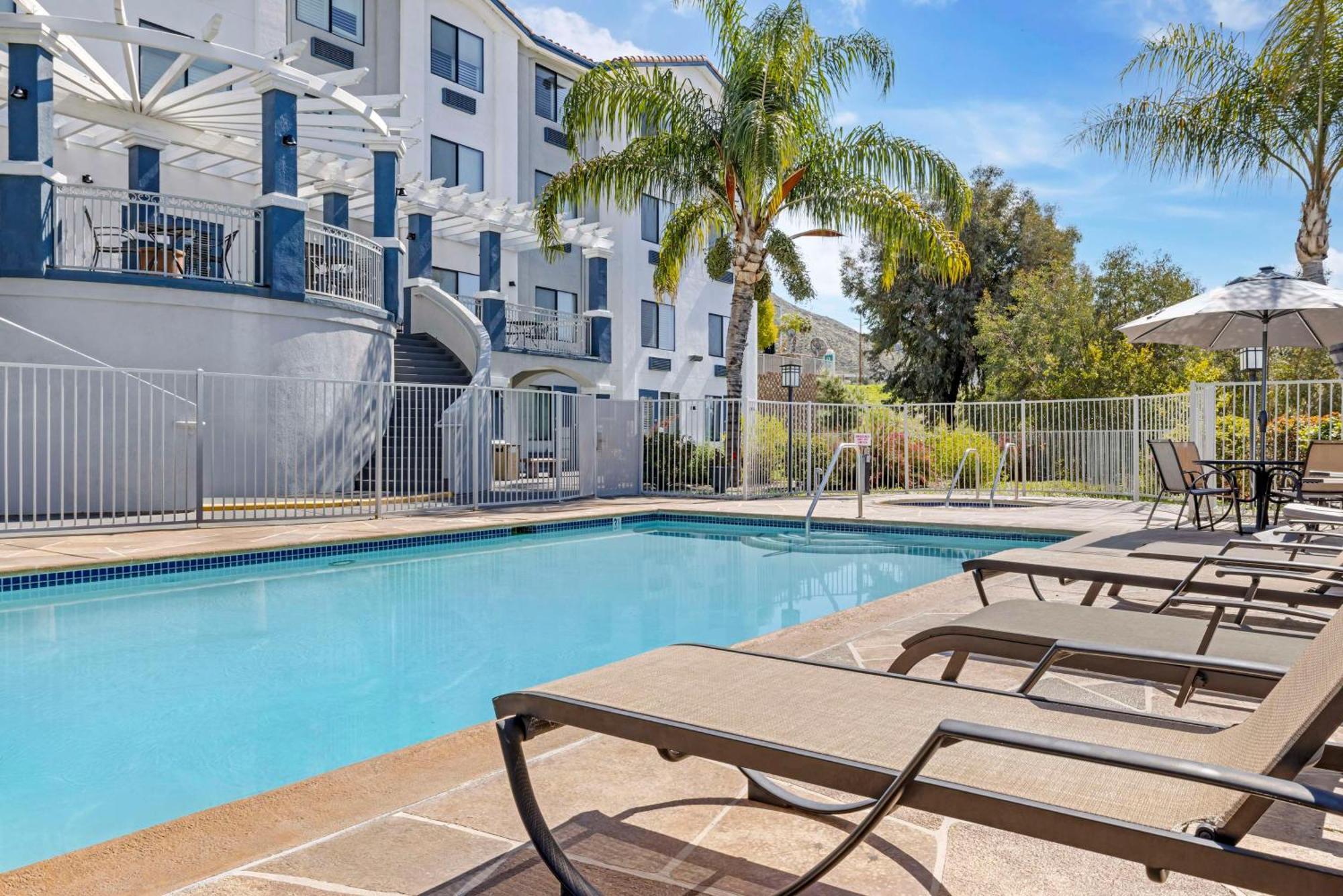 Best Western Plus Lake Elsinore Inn & Suites Buitenkant foto
