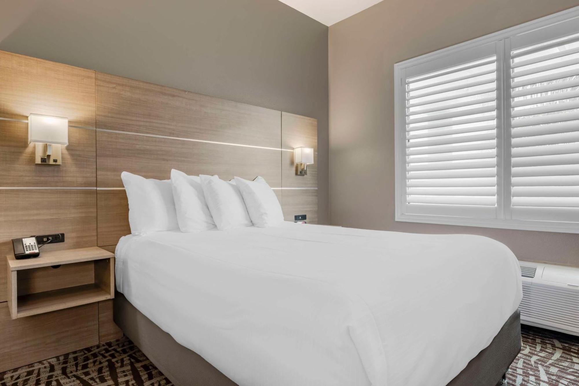 Best Western Plus Lake Elsinore Inn & Suites Buitenkant foto