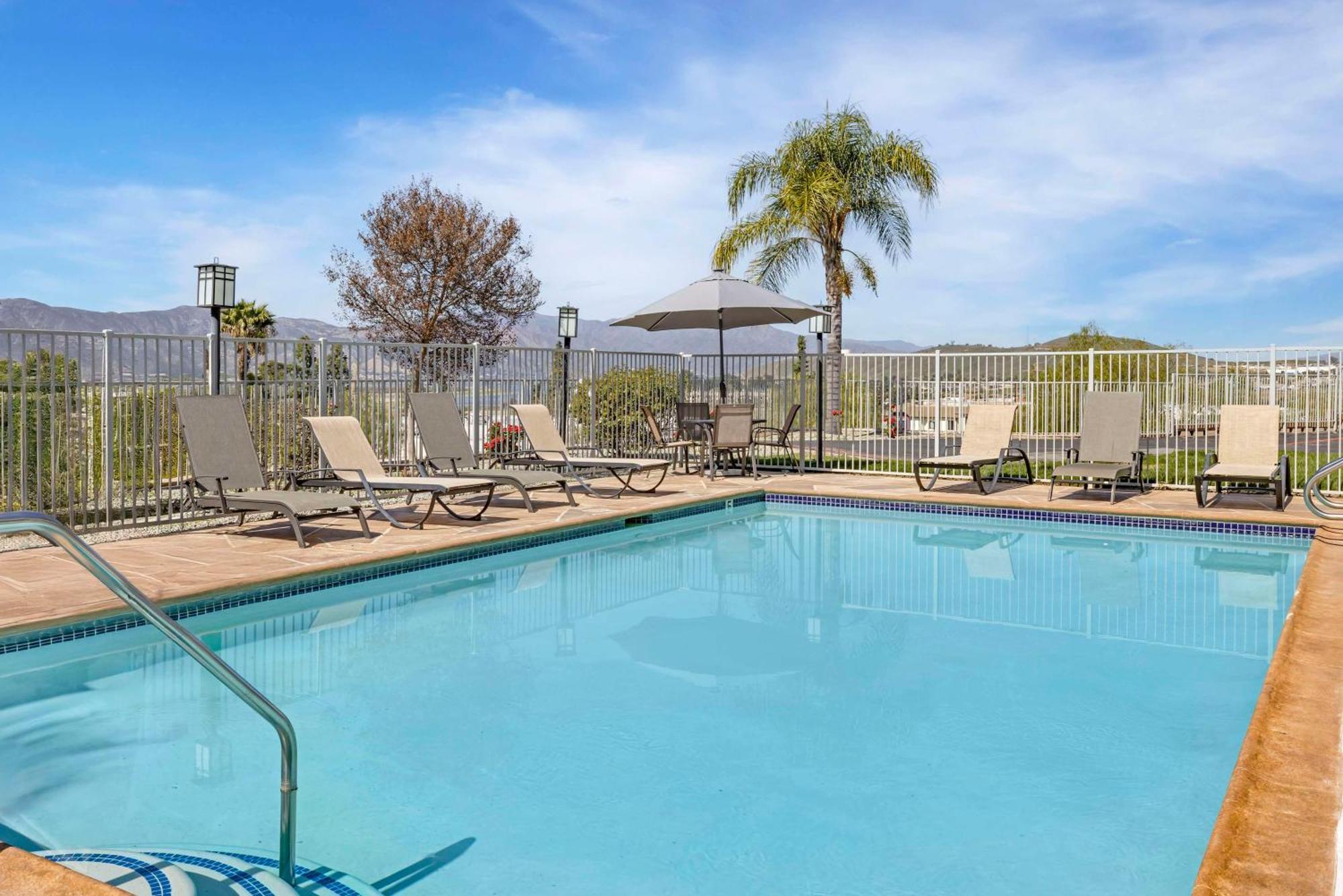 Best Western Plus Lake Elsinore Inn & Suites Buitenkant foto
