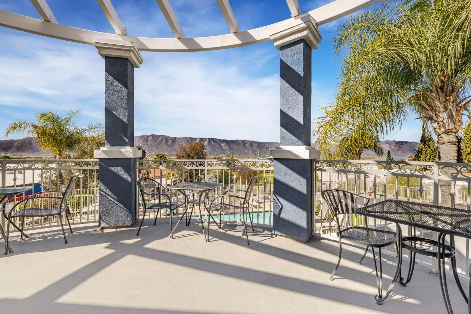 Best Western Plus Lake Elsinore Inn & Suites Buitenkant foto