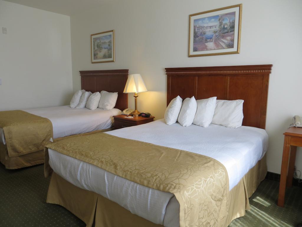 Best Western Plus Lake Elsinore Inn & Suites Buitenkant foto